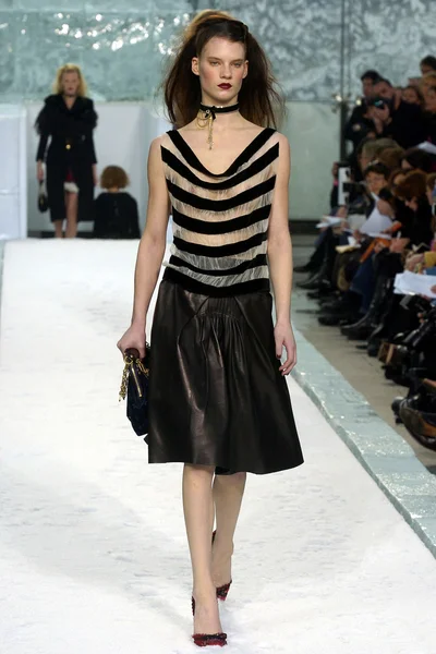 Look 16